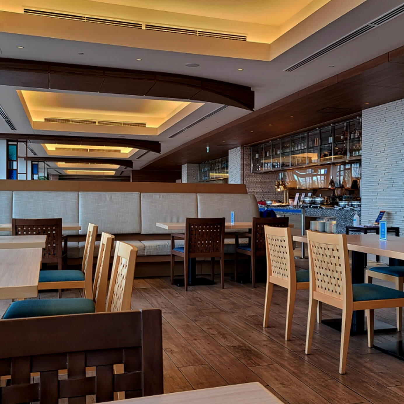 北見のまちの建具屋 緑ヶ丘木工 オーダー家具の実例　飲食店などのダイニングテーブル